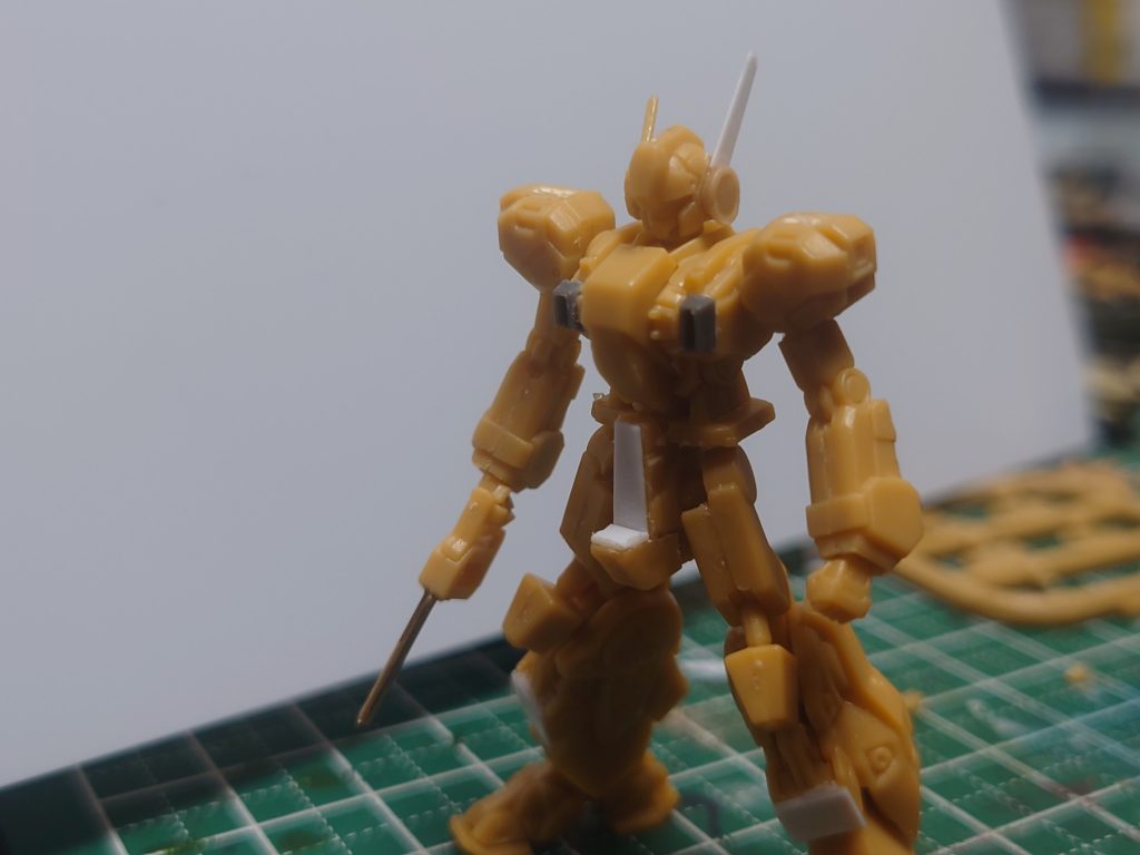 左側のアンテナはプラ板と1/144のドラム缶を切って制作。アーティファクトについてるアンテナは右側に移動させました。