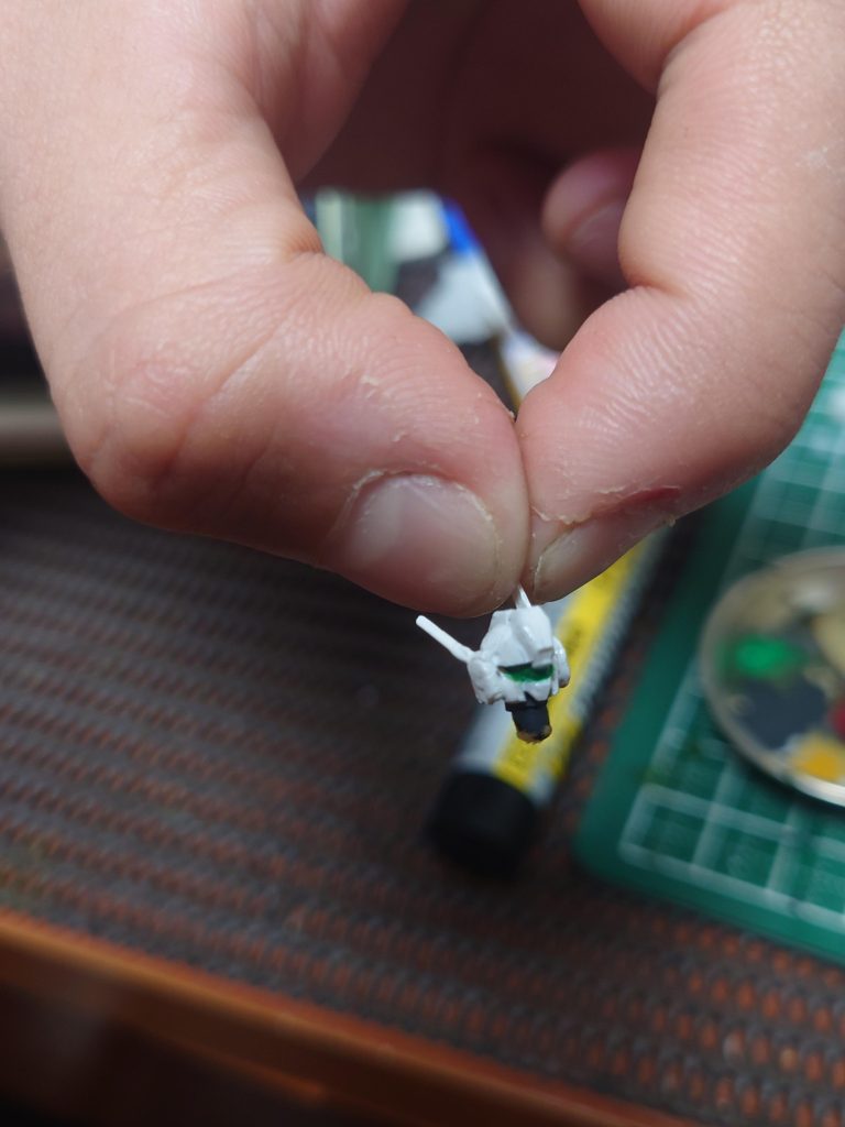 バイザーはガンダムマーカーのシルバーを塗ってそのあとにファレホのクリアグリーンで塗装しています