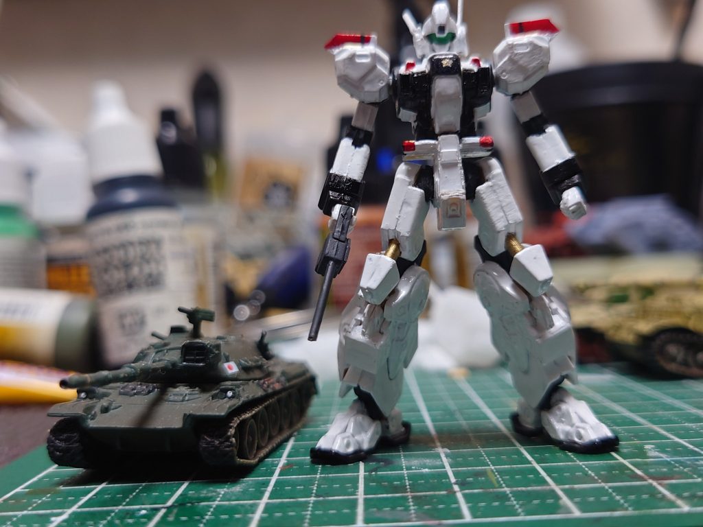 1/144スケール74式戦車を並べて。実はアーティファクトて5.5センチくらい。イングラムを1/144スケールにするとちょうど5.5センチになるのでほぼ1/144スケールなんですよね。