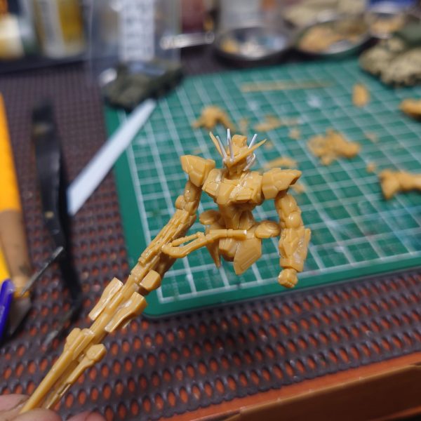 ガンダムアーティファクトのOOをベースに作ってます。次は肩とバックパックかな・・・。ライフルはビット接続状態で。（1枚目）