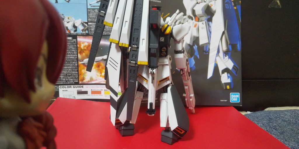 :後ろだ。色分けされてない部分は、メガライフルの後方の左右の大小の○型(グレー)、腰の両サイドのスラスター(黄(金)+黒)、脛の左右外側のスラスター(黒)、ランドセルの黄色のノズルのライン(黒(金))、バズーカの四角の薄い部分(黒)等だ。 