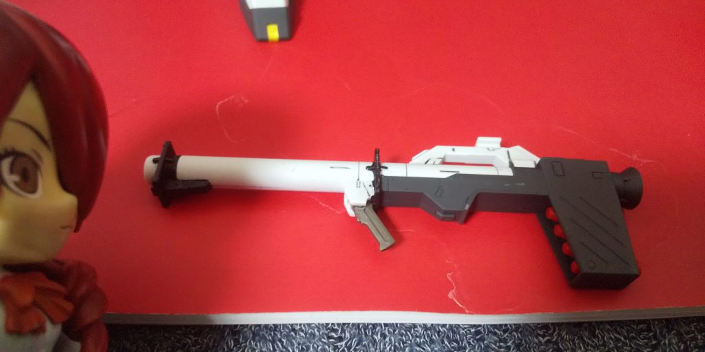 :ハイパーバズーカだ。グリップと銃身の◼️は色分けされてないので黒で塗りだ。