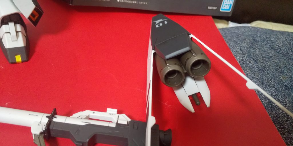 :大型のシールドにメガ粒子砲付きのシールドだ。大きくてブリリアントなのだけど、大きい故にポロリや可動干渉になりポーズが決めにくいな…💦