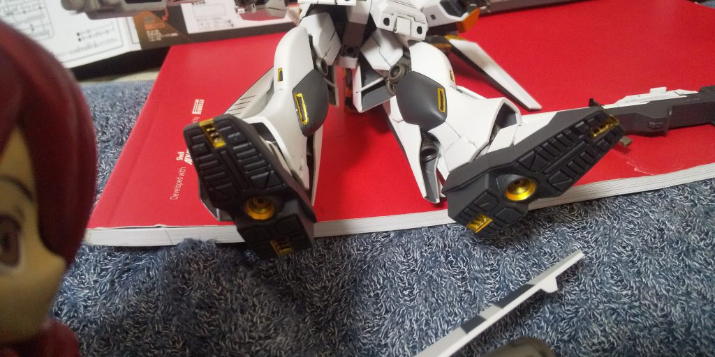 :足の裏だ。爪先、踵、バーニア内部にはイエローゴールドだ。