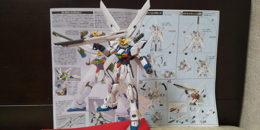 :この機体の代表的な武器サテライトキャノンだ。月の光をエネルギー源としてコロニーが1つを簡単に破壊出来る位超強力な装備だ。