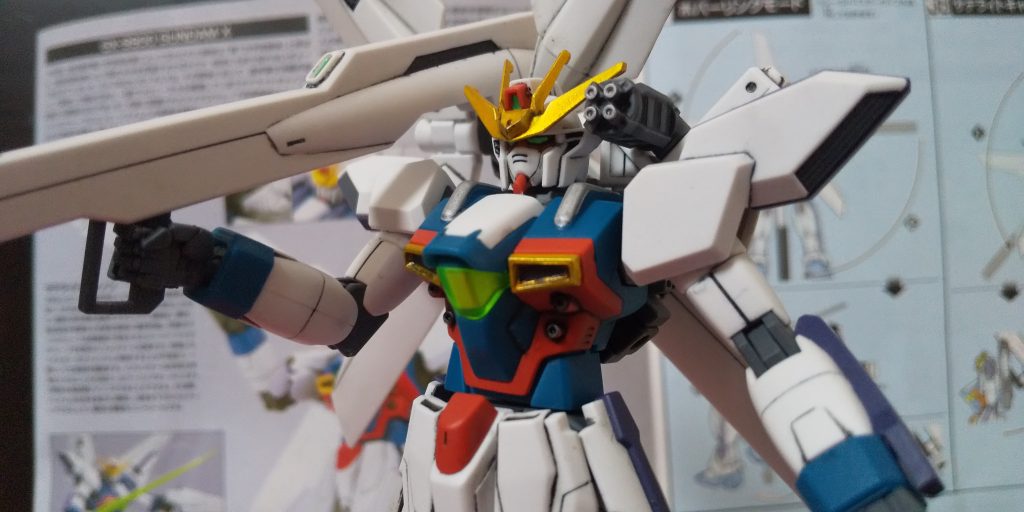 :肩の機関砲だ。銃身の先にはグレーマーカーだ。