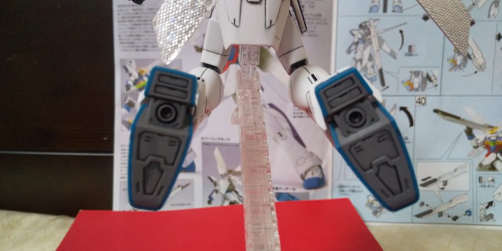 :足の裏面だ。そこにはガイアカラーニュートラルグレーで筆塗りをしたのだ。MG風に軽くしてみたのだ。ブリリアント！