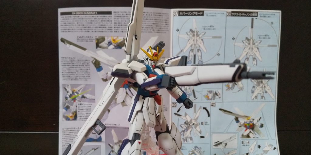 :ビームライフルだ。欠かせない標準装備の武装だ。因みに展開するとシールドモードにもなるのだ。