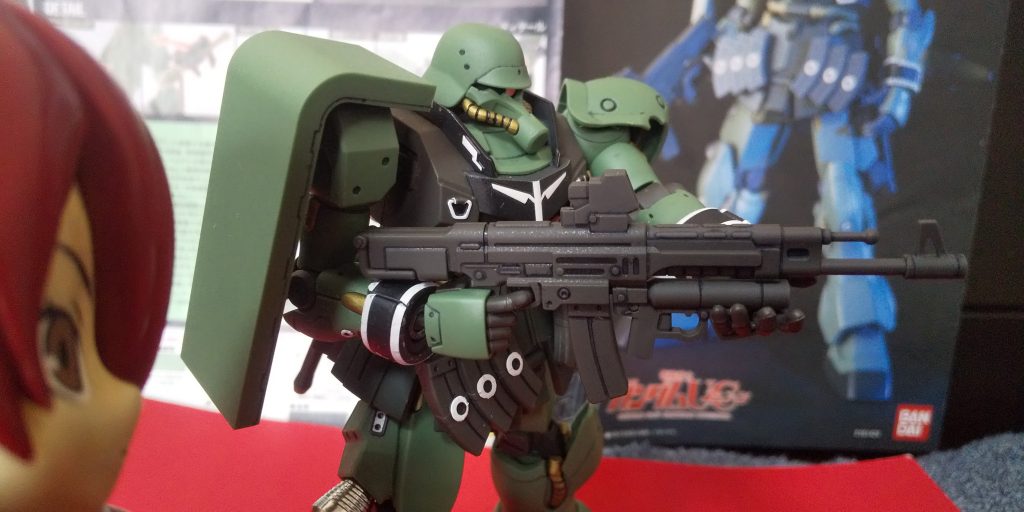 :メイン射撃のビームマシンガンのこの持ち方はエクセレント!腕や胸部とかの袖付きシールを貼って更に爪楊枝で曲面のモールドに擦りつけて更に立体感を出してみたぞ。うむ、ブリリアント!