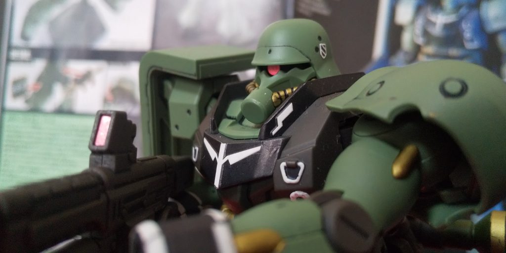 :モノアイは一度つや消しをかけてから、蛍光ピンクMで塗装したのだ。色分けされてない胸部左右のフックは白Mだ。