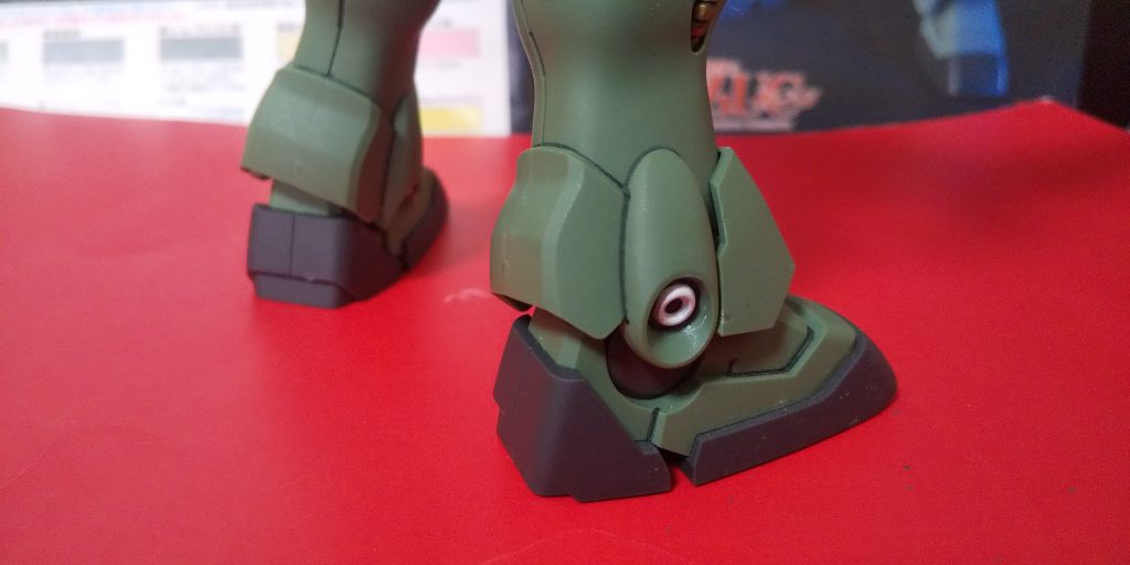 :脛の左右の○部分はシールだとあまりよくないので白Mと黒で塗装だ。ここは少々苦労した…💦