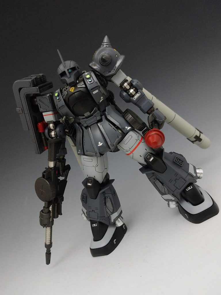 いつも通りの縁取り加工になんちゃってセンサーです。ザクⅡ、F2製作時に使わないでどんどん余ってくるザクマシンガンをニコイチして銃身の延長。またマガジンも余るので腰に予備として計4個下げました。