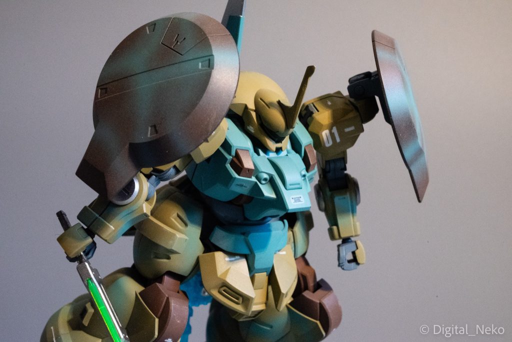 肩のアーマーは迷彩塗装を施してあります。ウェザリングパステルの効果を使い肩アーマーは若干ざらついた雰囲気にしました。