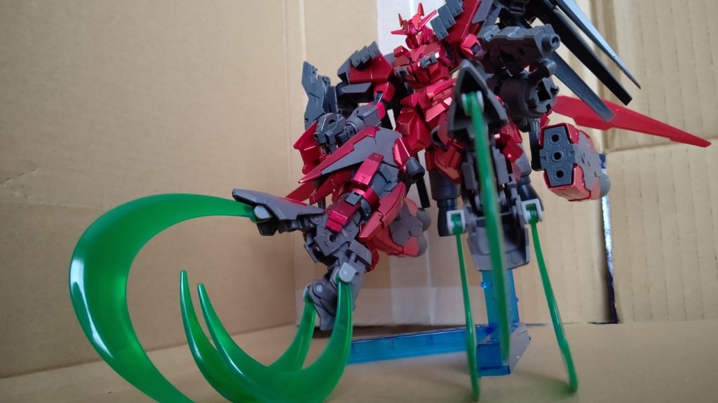 脚部大型ビームクロー。接近戦で不意打ち気味に繰り出される巨大な爪。防御の薄い機体なら、これだけで両断できるほどのサイズと威力を持つ。