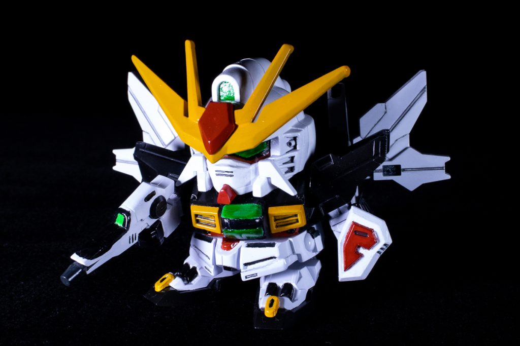 オプション武器はバスターライフルとシールドのみ、元々が黒の成型色で1パーツとしてランナーに入っているのでライフルの塗り分けは色の境界線が分からず、ゲームのCGを参考に塗り分けました。