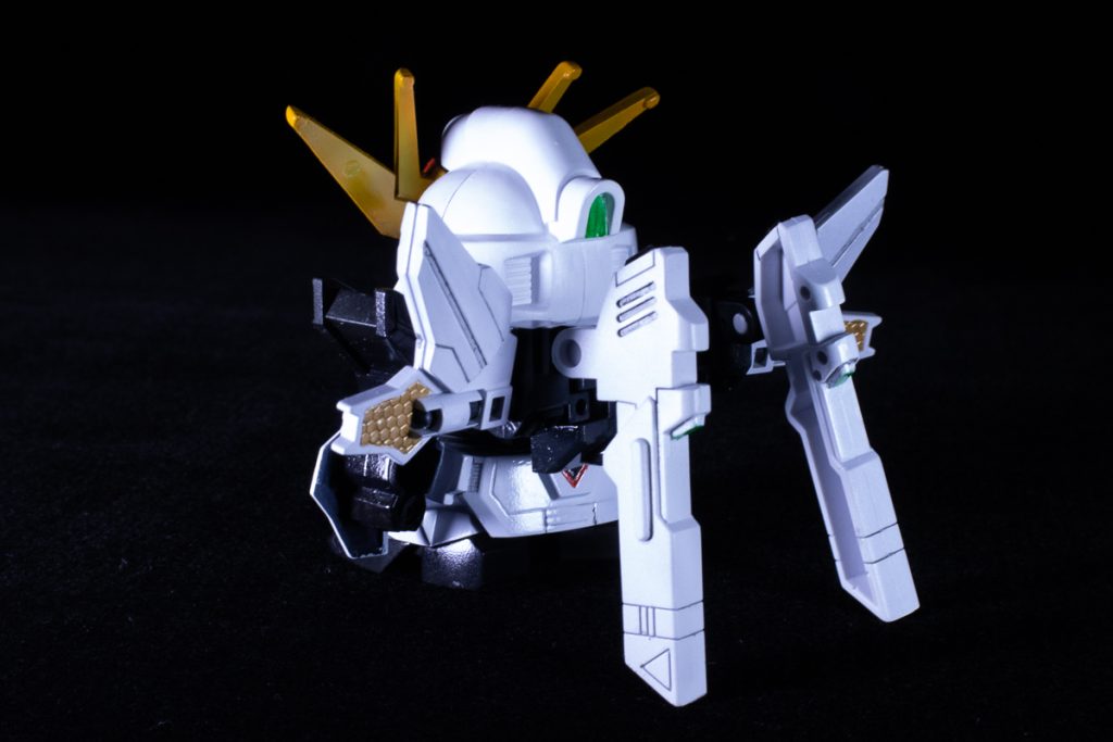 斜め後ろ実はツインサテライトキャノンが後ろに倒れない様支えの役割をしています。