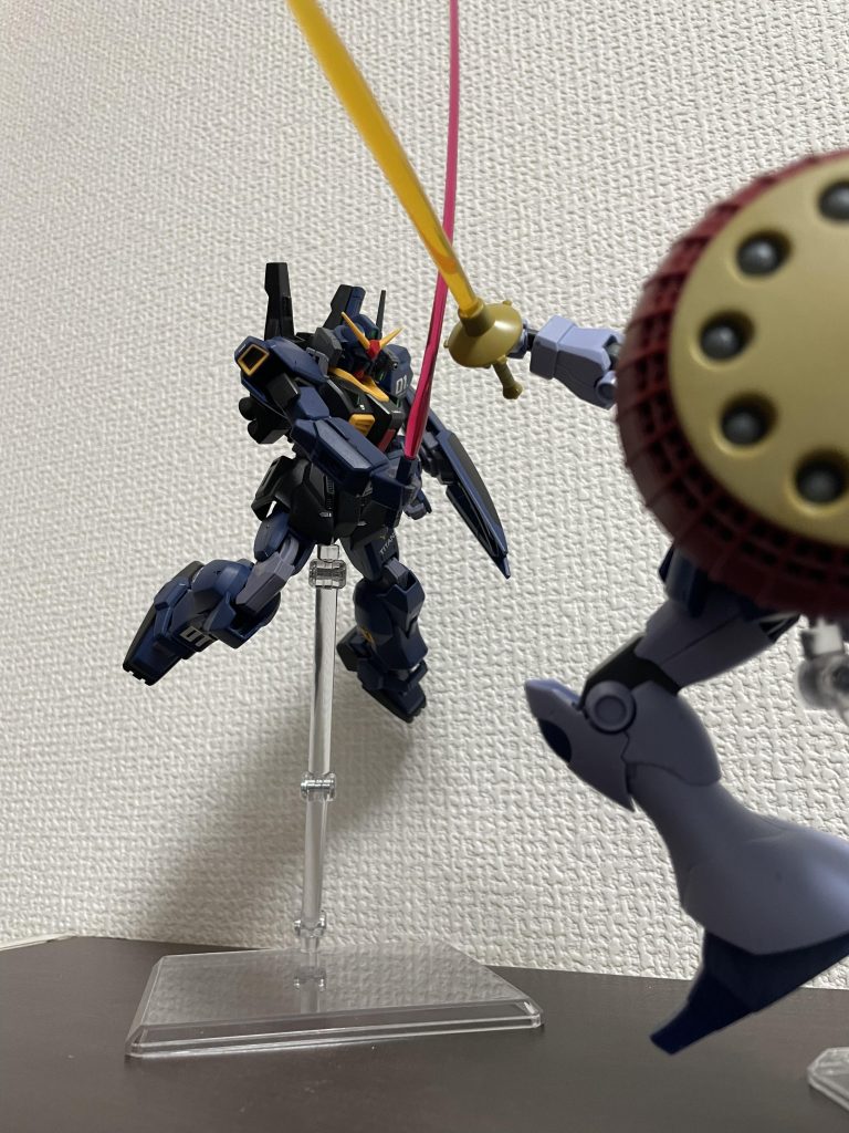 ビームサーベルの刃をドライヤーで温めて斬撃エフェクト風にしました。写真はイマイチですが実物はカッコいいです!