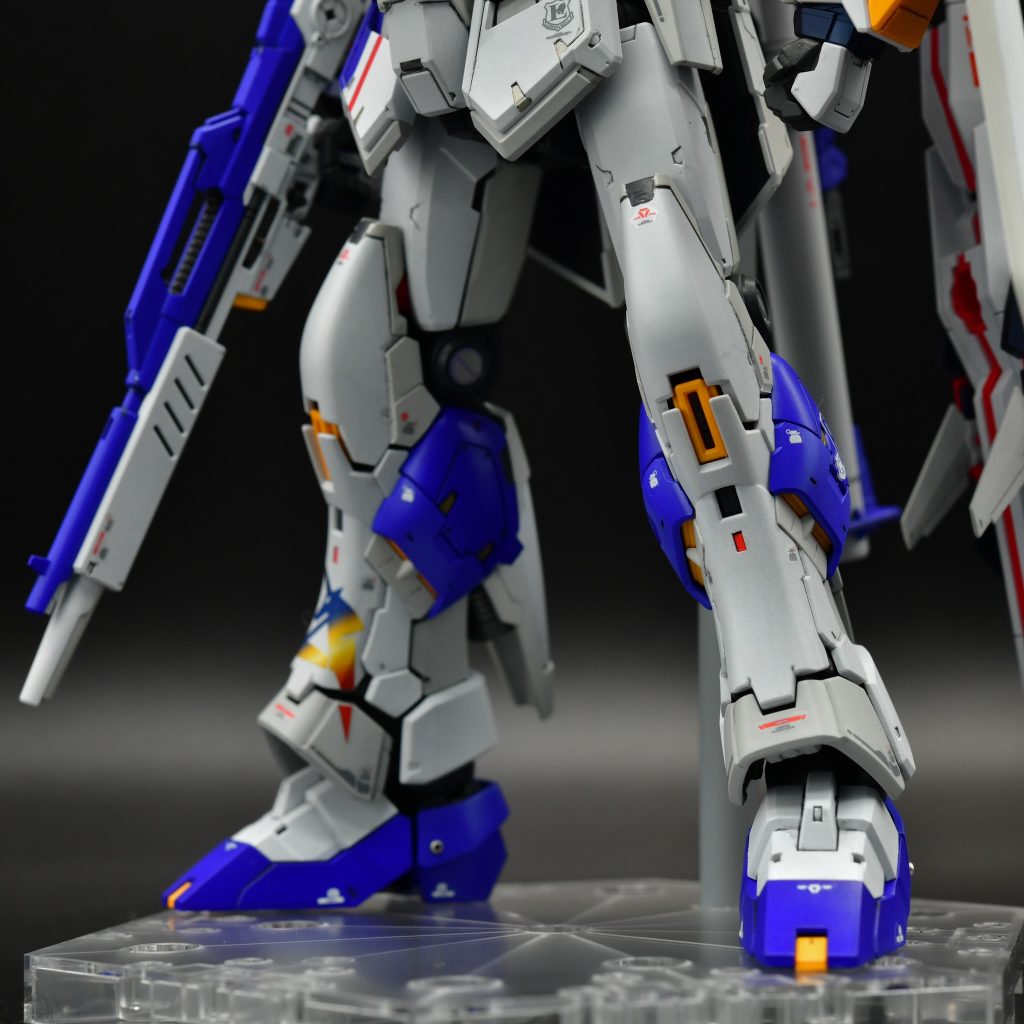 デカールはνガンダム用の水転写を使っています。