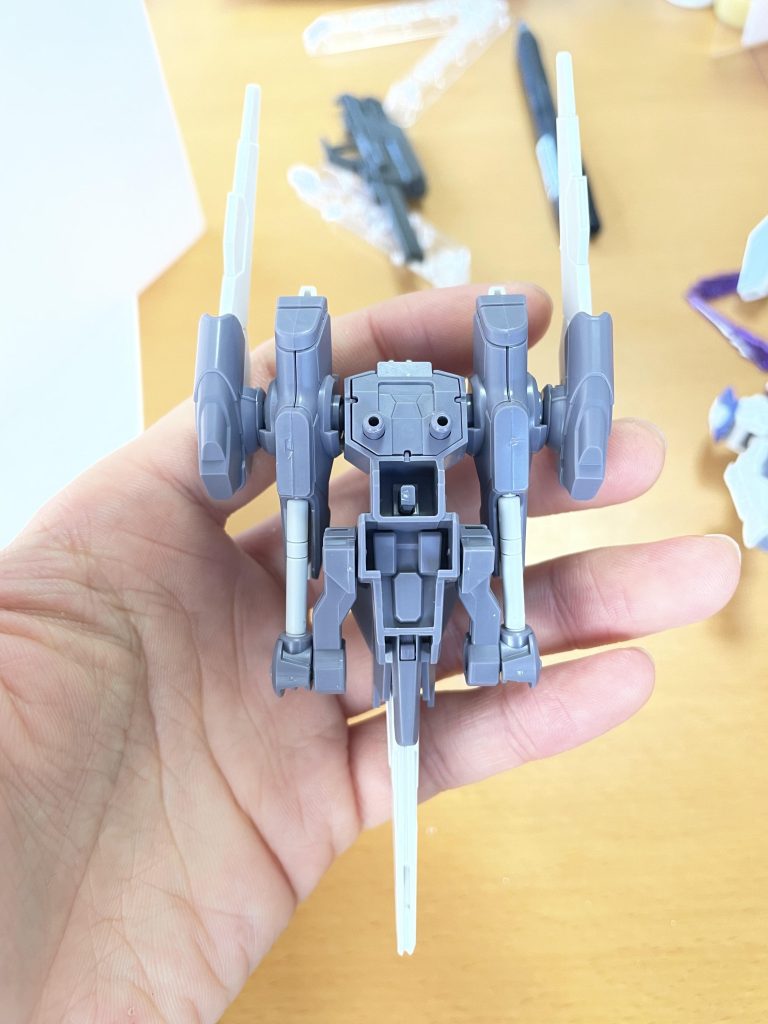 　組み替えたバックパックは、ビームサーベルの柄がピタリと隙間に入って、収まりがいいです。