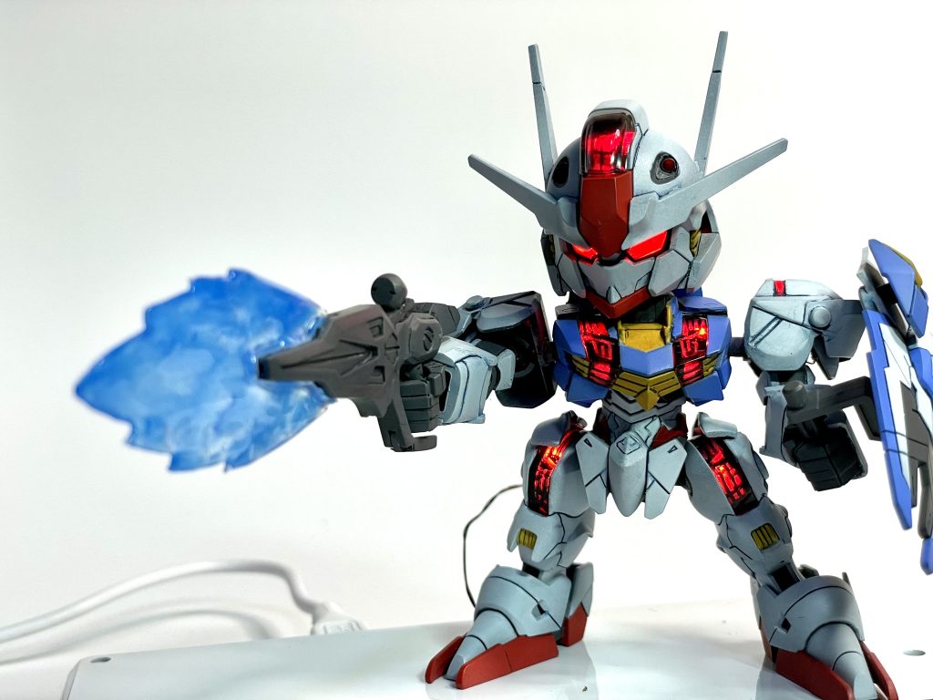 おまけ。本編で登場しなかったビームブレイドと赤い目も再現可能です!赤い目、当初は計画にあったけど方針変更で没った感じですかね〜🤣 まあ、デザイナーが用意した設定、機能がアニメで使用されないことはままあることですよね〜。以上、電飾SDEXエアリアルでした。最後までご覧いただきありがとうございました🙇♂️