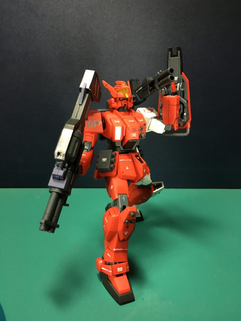 　バックパック左側には2連装ロケット・バズーカを装備。ORIGIN版ガンダムのショルダー・キャノンも彷彿とさせます。