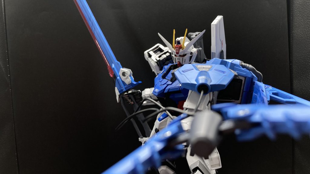 続いてはソードストライク濃い青はSEEDブルー、ゲベールなどの薄い青はSEEDブルー1に対してホワイト4で調色したものを塗装しました‼️個人的にはかなり良い色に仕上がったと思っています😆ただ、ゲベールを構えたポーズを取らせるのに結構苦労しちゃいましたね💦