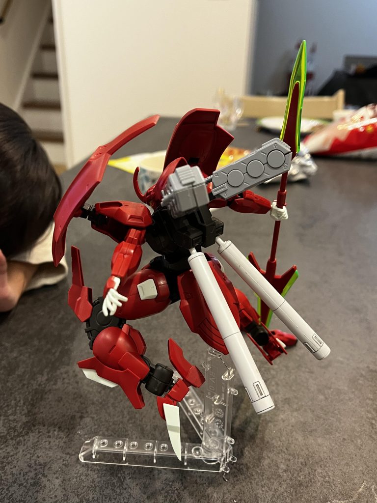 塗装前 素組でも十分カッコいい!組み上げた瞬間、メタルレッドにすることが決まりました!パッケージイラストもメタリックっぽいですしねわかりにくいですが、ブレードアンテナもビルドパーツの置き換えてます。