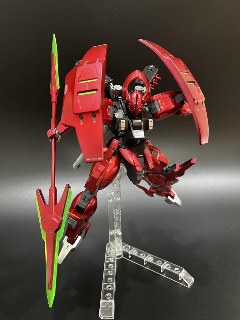 シールドがとてもカッコいい!その後ろにちら見えするファンネルがたまらないです!!