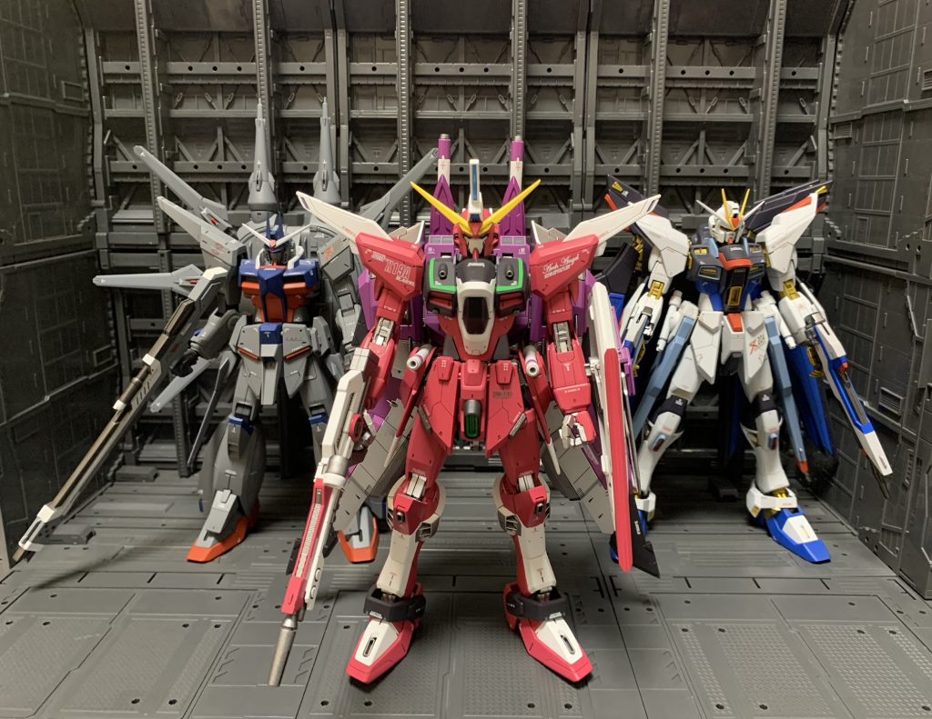 以前作成したストライクフリーダム、レジェンドと。やはりストフリとは兄弟機だけあって結構似通った箇所ありますね。