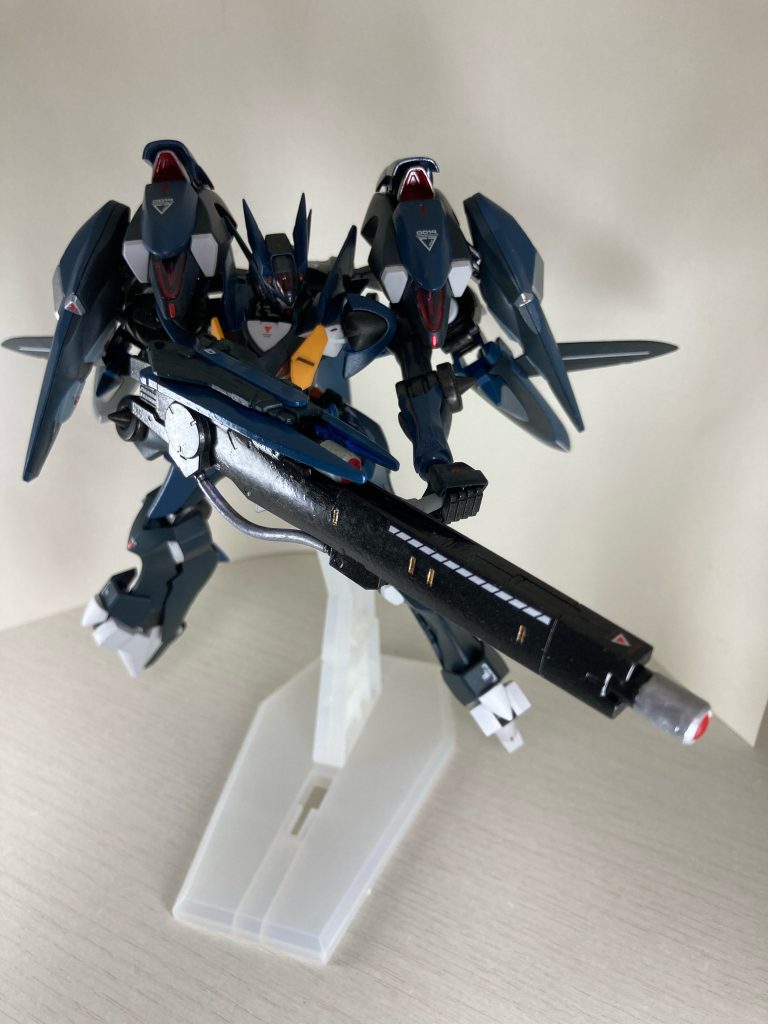 主兵装は試作大型レーザーライフル。射程は短いが装甲を貫通するほどの不可視のレーザーを発射する。ガンビットの見えるスタンビームにと合わせるとほぼ回避不能。