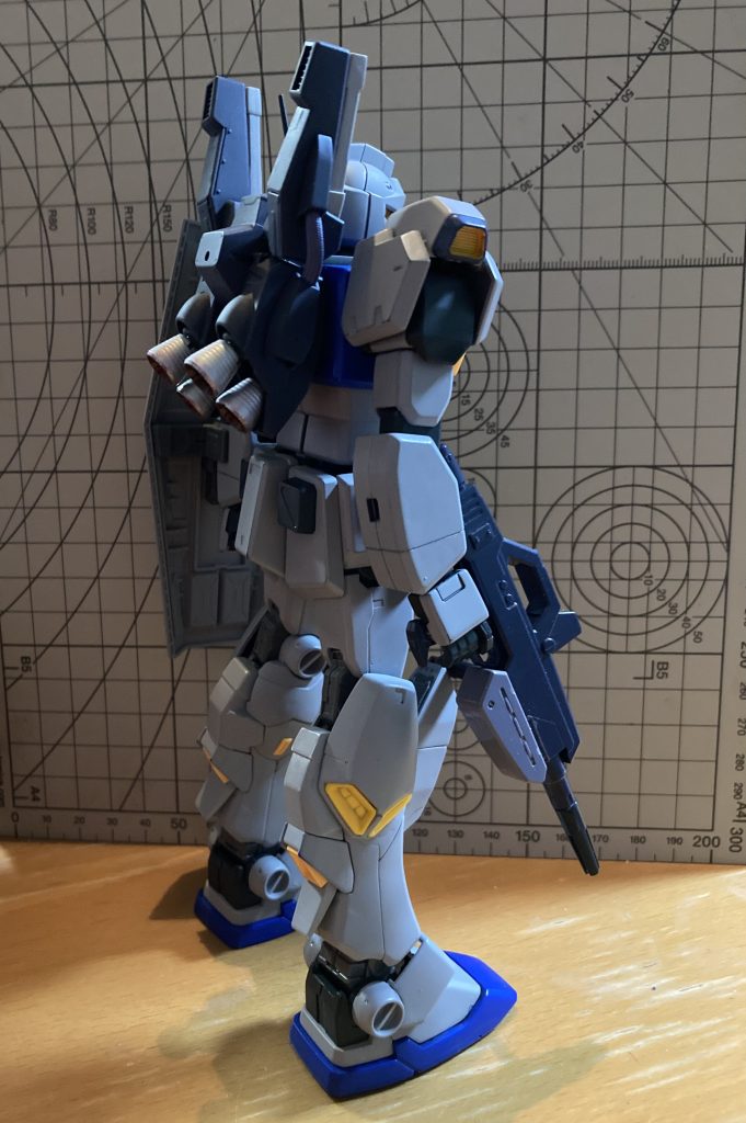 バックショット。ガンダムMK-Ⅱ高機動型に随伴できるよう、脚部スラスターを強化。