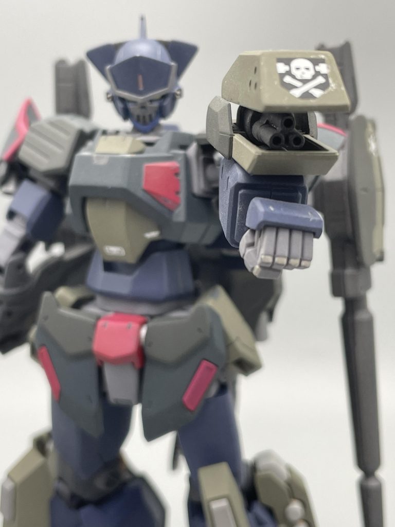 左腕にはバルカンポッドを装着。シールドを兼ねて、というには説得力が弱いでしょうか…?丁度いい感じに3mm穴が空いていたジム改の腕を使用。