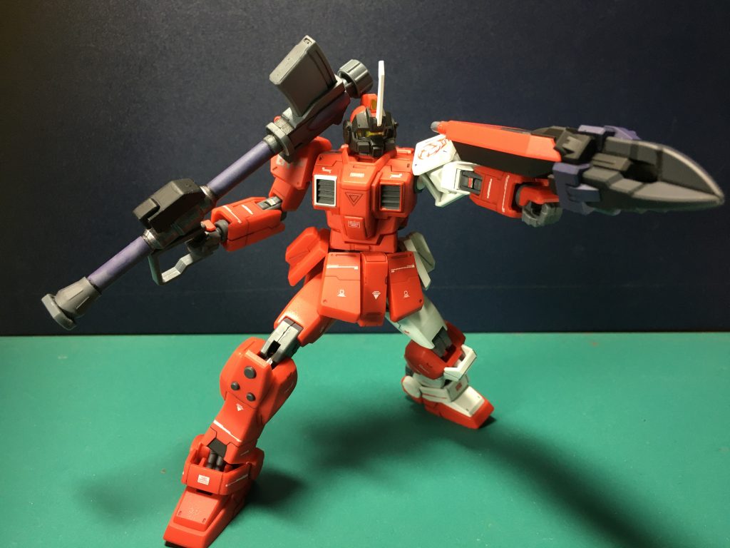 　アイアン・バンカーは先端を伸縮させられます。ジオンの水陸両用機(ズゴック？)のアイアン・ネイルを参考にしたらしい打突装備でなかなかストロングなシルエット。