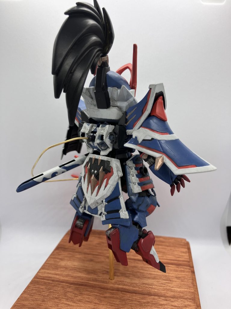 肩アーマーはバックパックから接続して表情付けがしやすいようにしてみました。ほとんど動かさないですが…