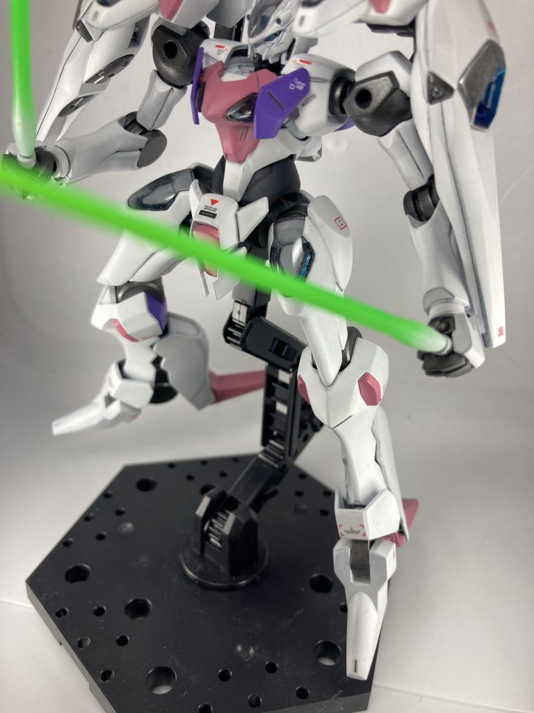 サーベル両手持ちです