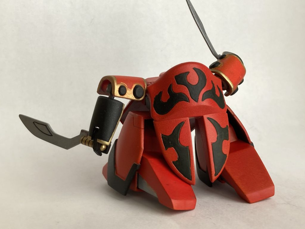 背中の模様が禍々しい。正座しているようにも見えます。