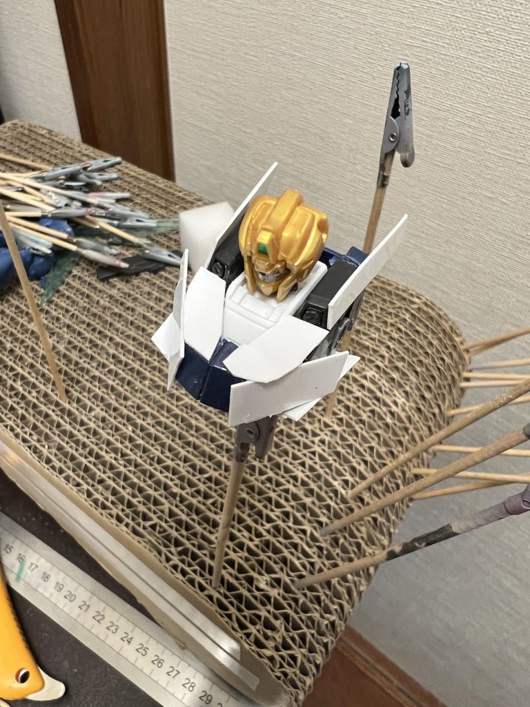 アーマーらしさを出したかったので、百式のボディはそのまま使用していません。プラ板を重ねることを想定して、小さめの素体としてサンドロックを使用しています。