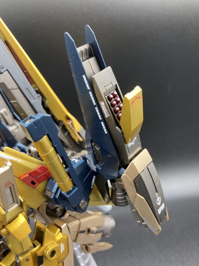 ブースターの中には多連装ミサイルポットも装備されている スーパーガンダムのデータが生かされている