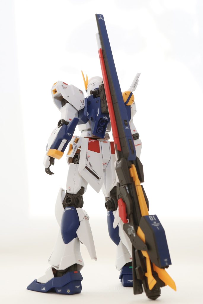 左斜め後ろから。ロングレンジフィンファンネル、シール色分けはあるもののエッジがシャープに立っていて素晴らしい出来。