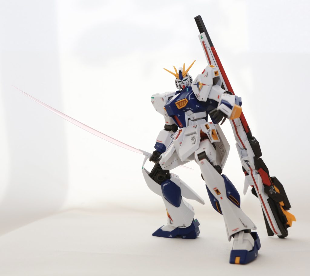 RGからビームサーベルの刃を拝借。シールだけでそこそこの密度になったと思います。近くによるとゲート跡が目立ちますが、わずかな作業時間でこの出来。素晴らしいキットでした。