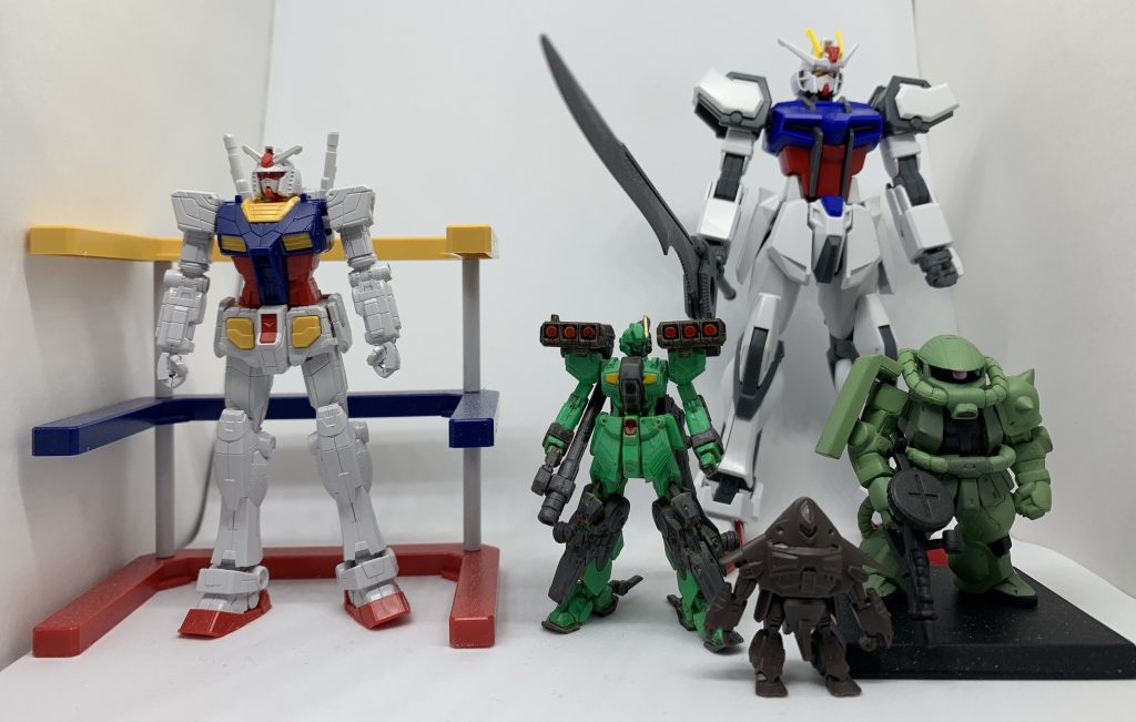 サイズ比較です。200分の1横浜ガンダム、コンバージのザクⅡ、びっくらポンEGストライクガンダムです。ご覧いただきありがとうございました(^^)