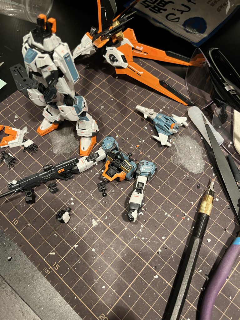 合体変形するの凄すぎ。バンダイ脅威のメカニズム。カラーリングは某YouTuber 作品を真似して近い色のスプレー、筆塗りをやってみました。どことなくIKEAっぽい！