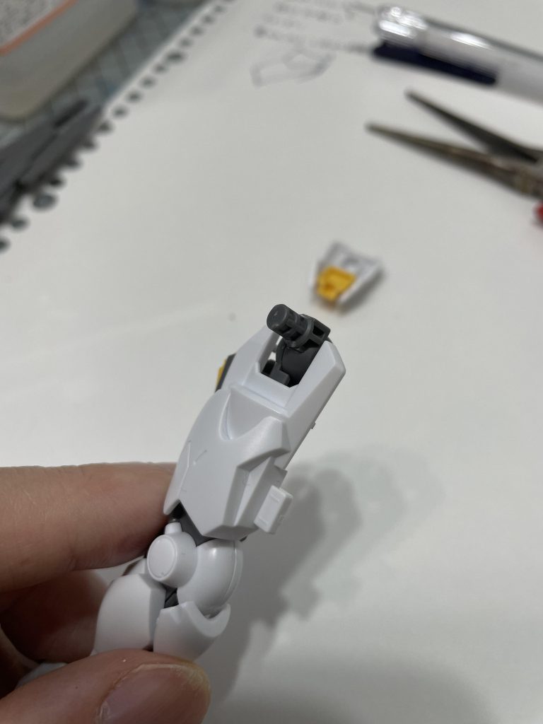 まずは定番工作の、足の付け根逆取り付けです。この段階ではまだこれしか脚を伸ばす方法を知らなかったのですが、太もものカバーも後ハメ加工をしたため、内側のダボにプラ板を挟むことで、数ミリ延長する技も発見しました。