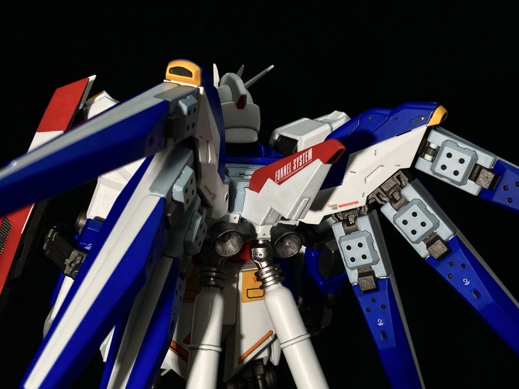 フィンファンネルはHi-νのやつを使ってます。Hi-νの基本職は青×白なので、トリコロールにするための赤と黄色の差し色を追加してます。しつこくなりすぎるのも良くないので、塩梅が中々難しいです。