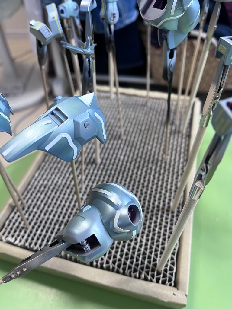 サフ→ラインの色→マスキング→黒サフ→下地色→パール3色でグラデーション→細かい所筆塗り→トップコートで塗りました。合わせ目消しとかバルカン開口とか基本的な所は一応出来てるかなと思います😀いつも読んで頂いてるフォロワーさん、通りすがりの方々。最後まで読んで頂きありがとうございましたm(_ _)m