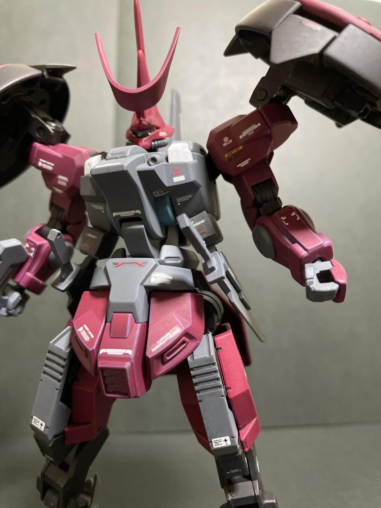 最初はガンダムヘッドを付けてみたけど… 腰を5ミリ位延長しけど凄くスカスカしたので空いたスペースにナイフを取り付けました。バウの顔にラウダ専用機の角を付けそれっぽくしました。