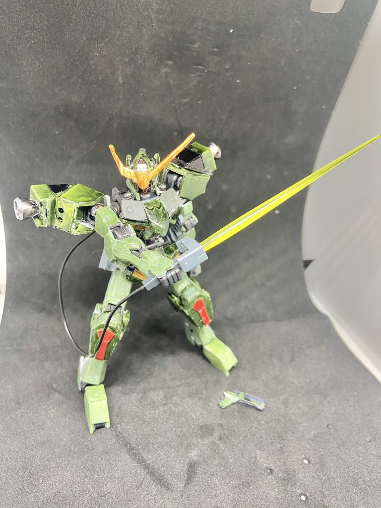 ビームサーベル、コマンドウォーリアの数少ないビーム兵装、有線ケーブルを繋ぎ機体から直接エネルギーを引っ張ってくる形で使用される。正直、鉄血モビルスーツでどうやってビーム兵器使うかわからず劇中でもハシュマルくらいしか使ってなかったのでこう言う方針になった対裏話があったりします。