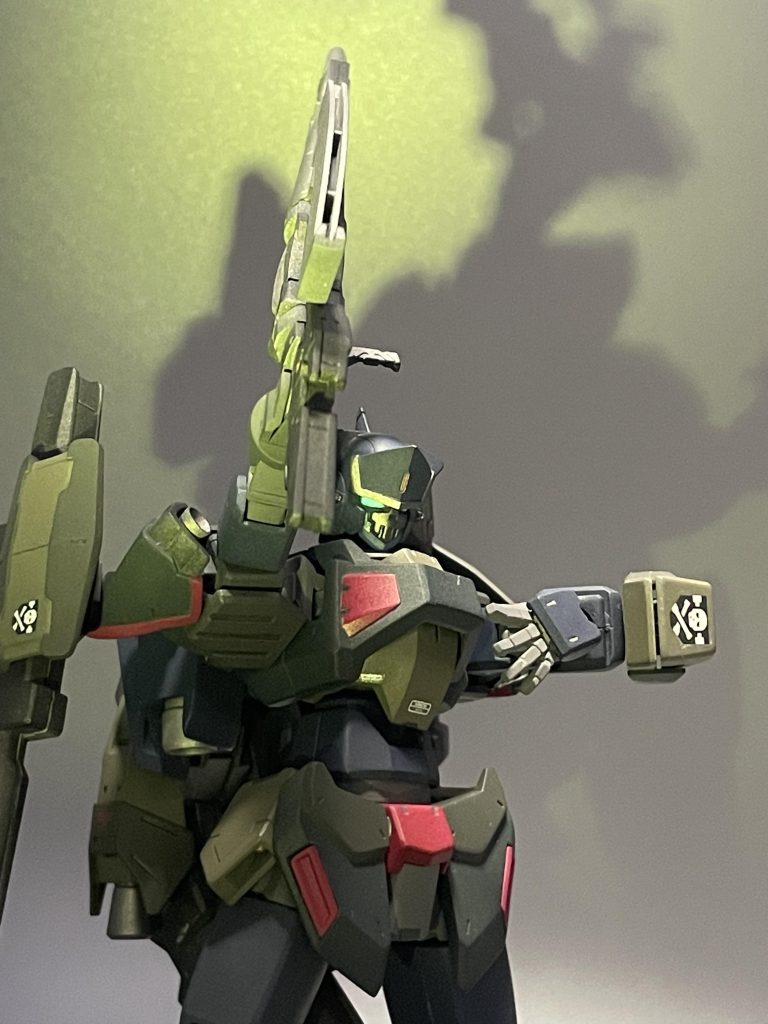 デュアルアイは蛍光塗料を使用。普段作るのはモノアイだのバイザーだのが大半なので新鮮でしたが、どうもホイルシールの光り方には勝ててない気がしています。塗装練習を頑張りたいですね…