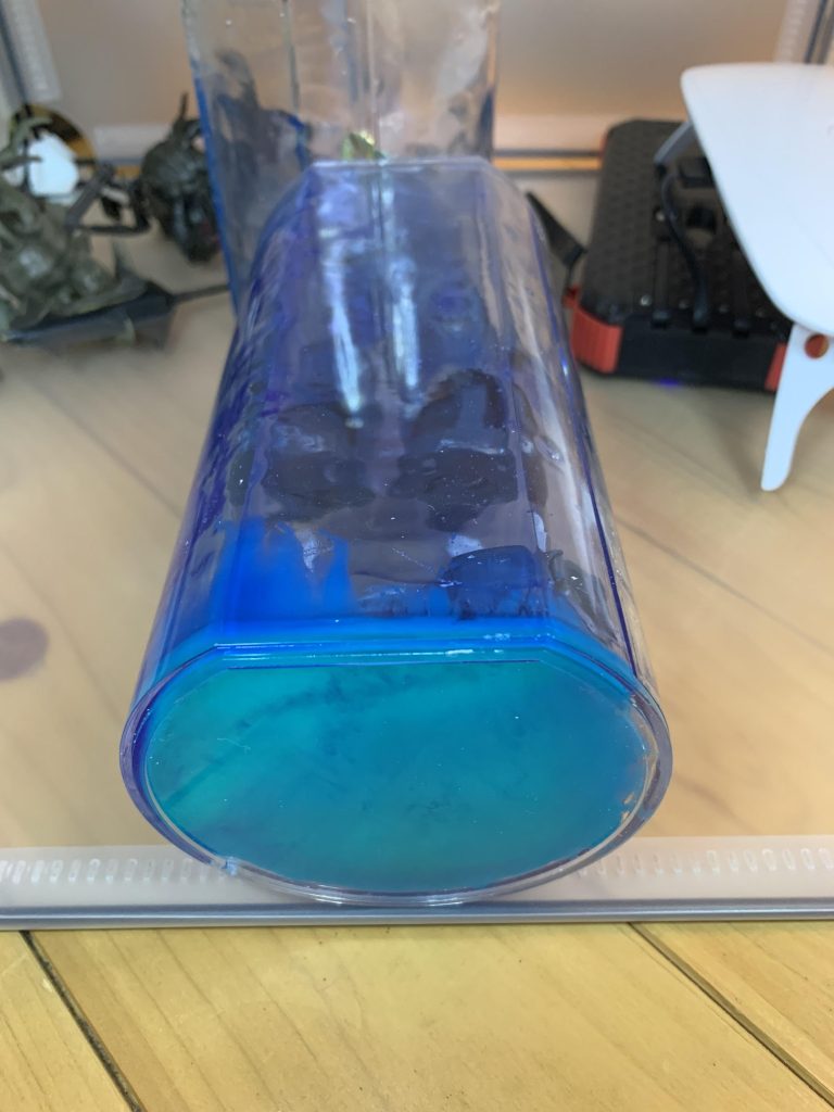 砂地に蓄光パウダーを使っているので、UVライト当てると短い間ですがボンヤリ発光します。