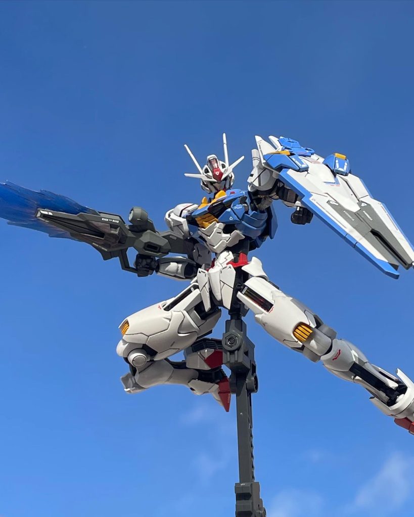 延長工作は胴体にコクピットを作る際元々あったボールジョイントは廃止し、ボールデンアームズに付いてくる物に変更して可動域を広げ、2mmほど延長しました。腕は短く感じたので1mmプラ板で4mm延長していますデカールとメインカメラは蛍光デカールを貼っているためブラックライトで光ります